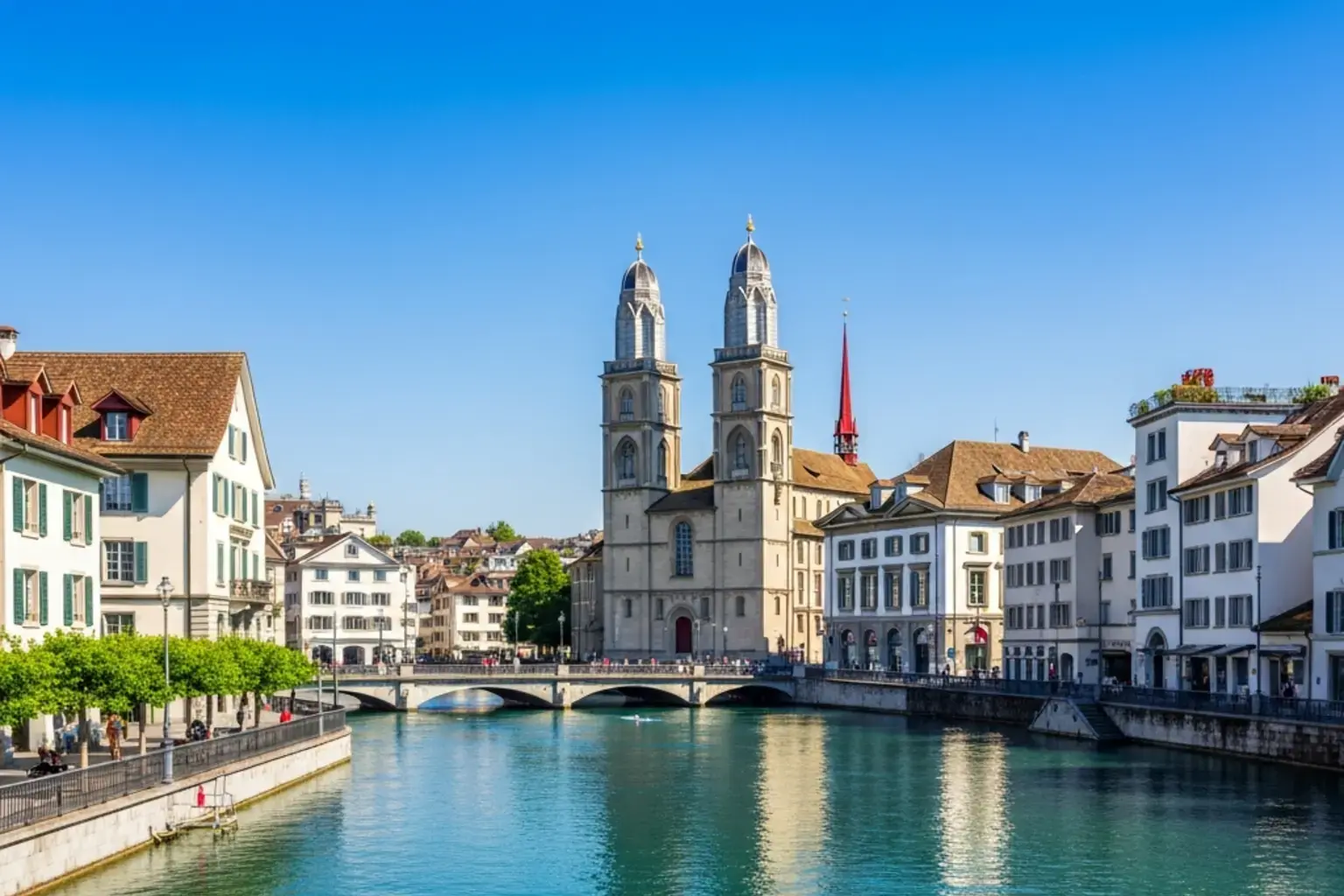 Blick auf Zuercher Altstadt mit Limmat und Grossmuenster