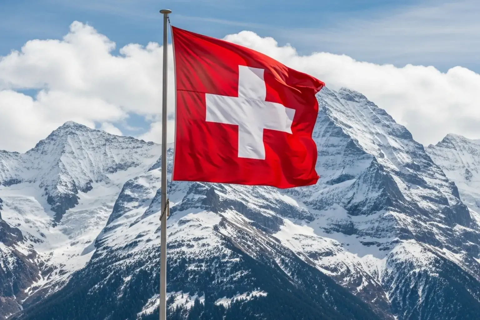 Schweizer Flagge weht vor Alpenpanorama bei Sonnenschein