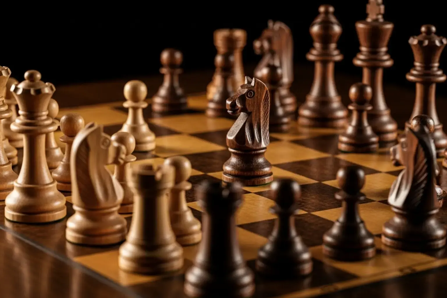 Schachbrett mit Figuren symbolisiert strategisches Denken