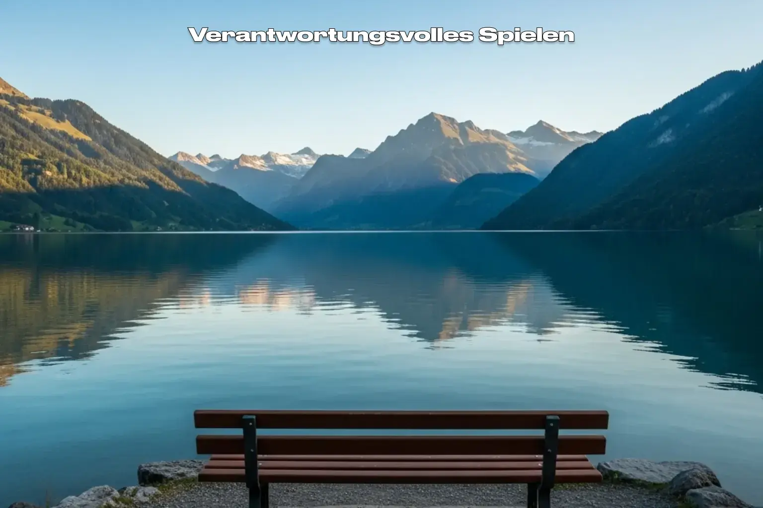 Ruhiger Schweizer See mit Holzbank und Bergpanorama bei Sonnenuntergang